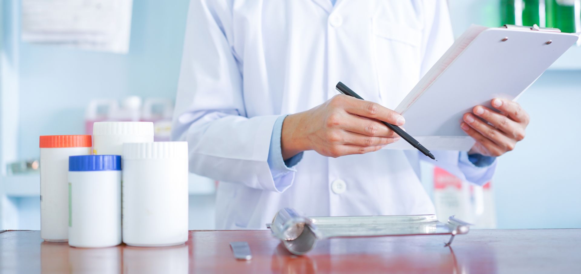 Osoba przeprowadza badania laboratoryjne nad suplementami