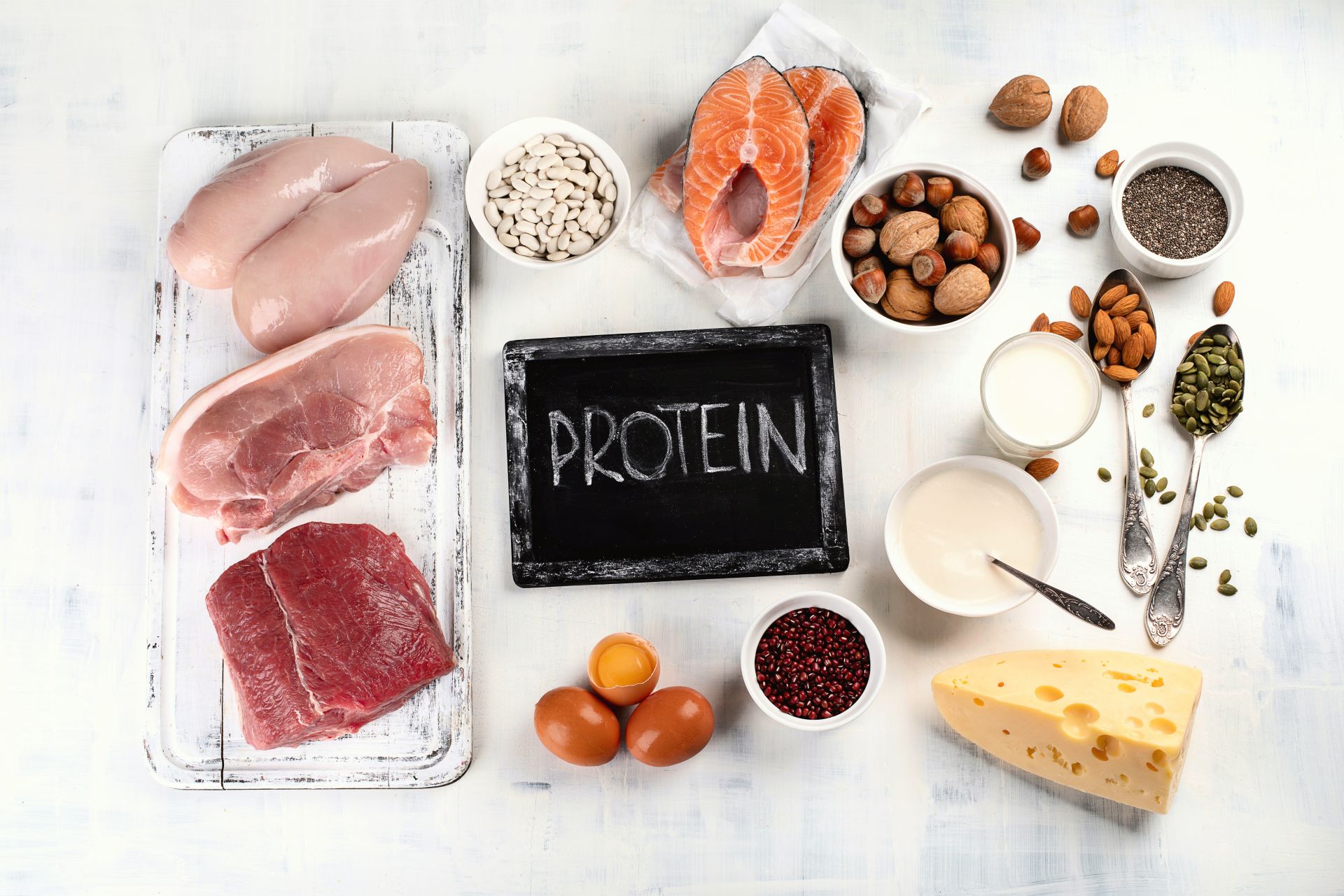 Produkty bogate w białko, łosoś, pierś, żółty ser i inne